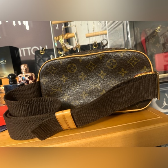 🌺 SOLD 🌺 Authentic Louis Vuitton Bum Bag/Waist pouch - Picture 2 of 3